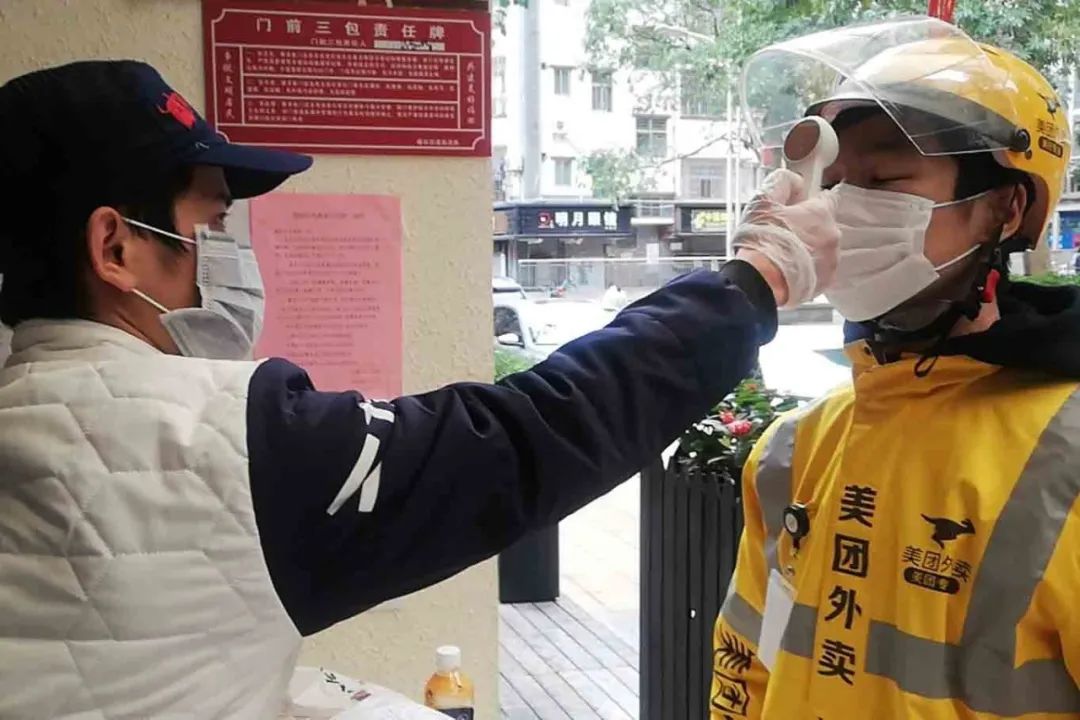 外卖配送员均需要进行体温测量,手部消毒,并记录下来.