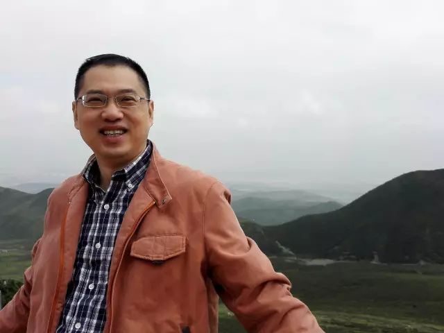 何耀华,医学博士,上海市第六人民医院骨科/运动医学科主任医师,教授