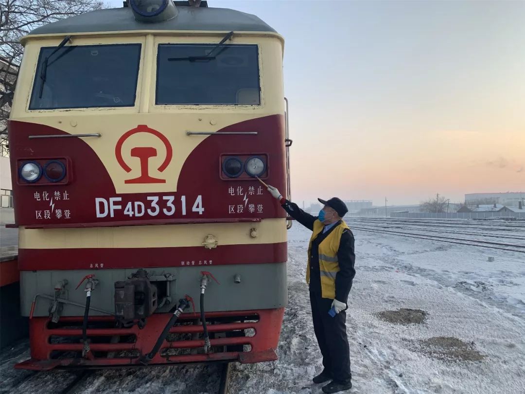 只要心在一起胜利曙光必将出现来源:三棵树机务段融媒体工作室编辑:杜