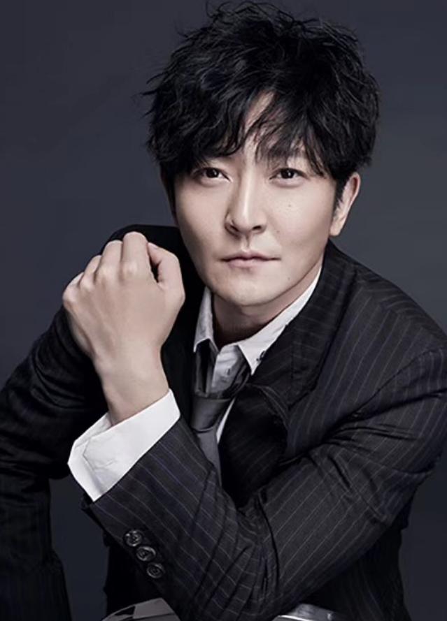 苏明成割了眼袋像整容一身灰西装帅成男神范前后判若两人