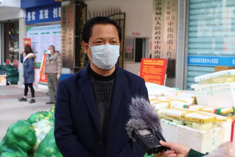 海城区副区长 龙少云"我们将尽快把这些果蔬发放到非常需要它的人员手