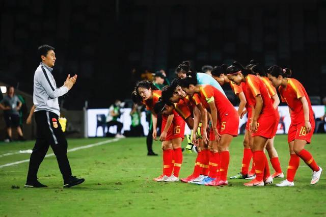 家庭方面,贾秀全的妻子是原中国女足的美女前锋唐坤媛