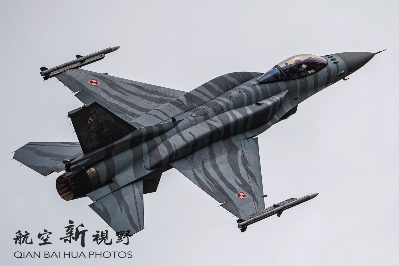 低可视度涂装太炫目加装保形油箱f16plus媲美战斗轰炸机