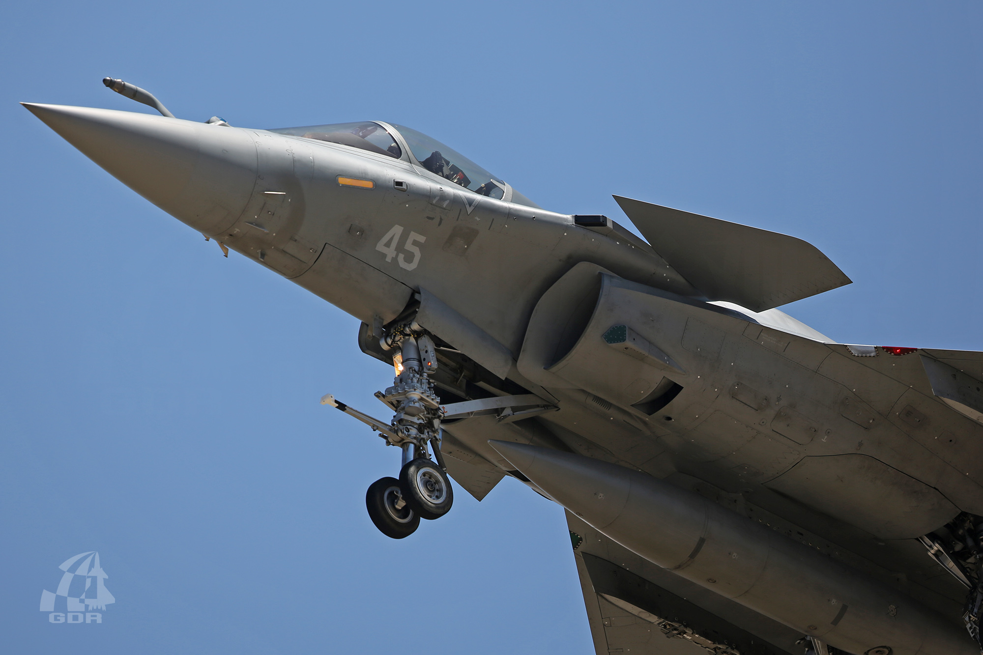 1/ 12 法国达索是法国唯一的战斗机研制企业,该公司母前还在进行阵风