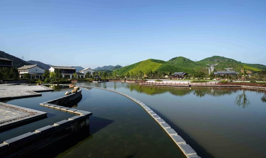 "一泓碧水半轮山",源自白鹭谷陆家庄状元湖的原乡湖,是原乡小镇面对每