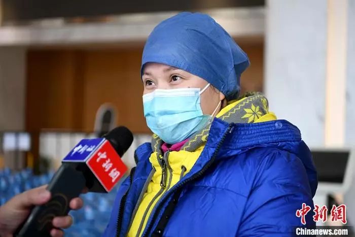 2月15日,医疗队联络员,哈萨克族姑娘巴哈古丽接受采访另一名维吾尔族
