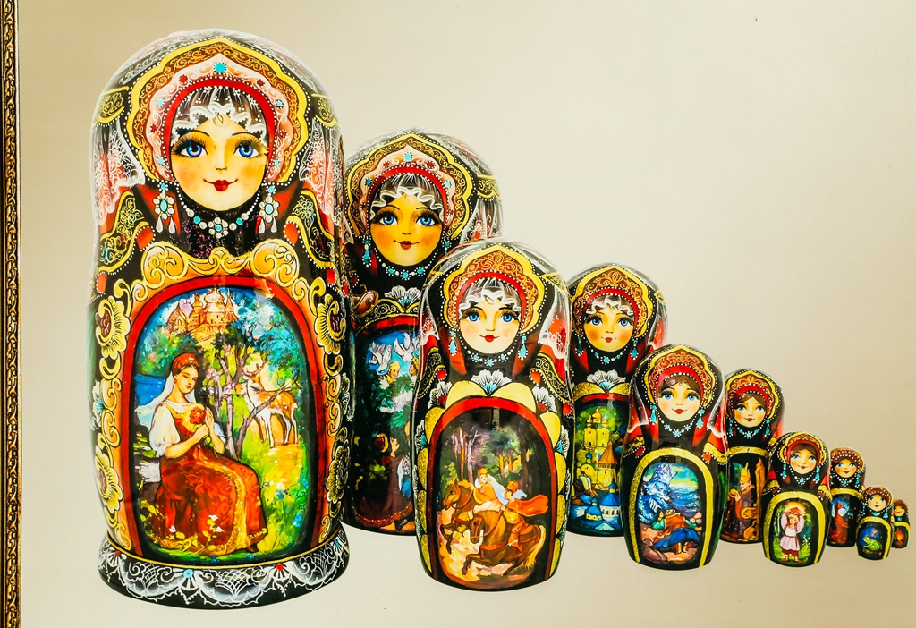 套娃是俄罗斯特产的木制玩具,一般由六个以上图案一样的空心木娃娃一