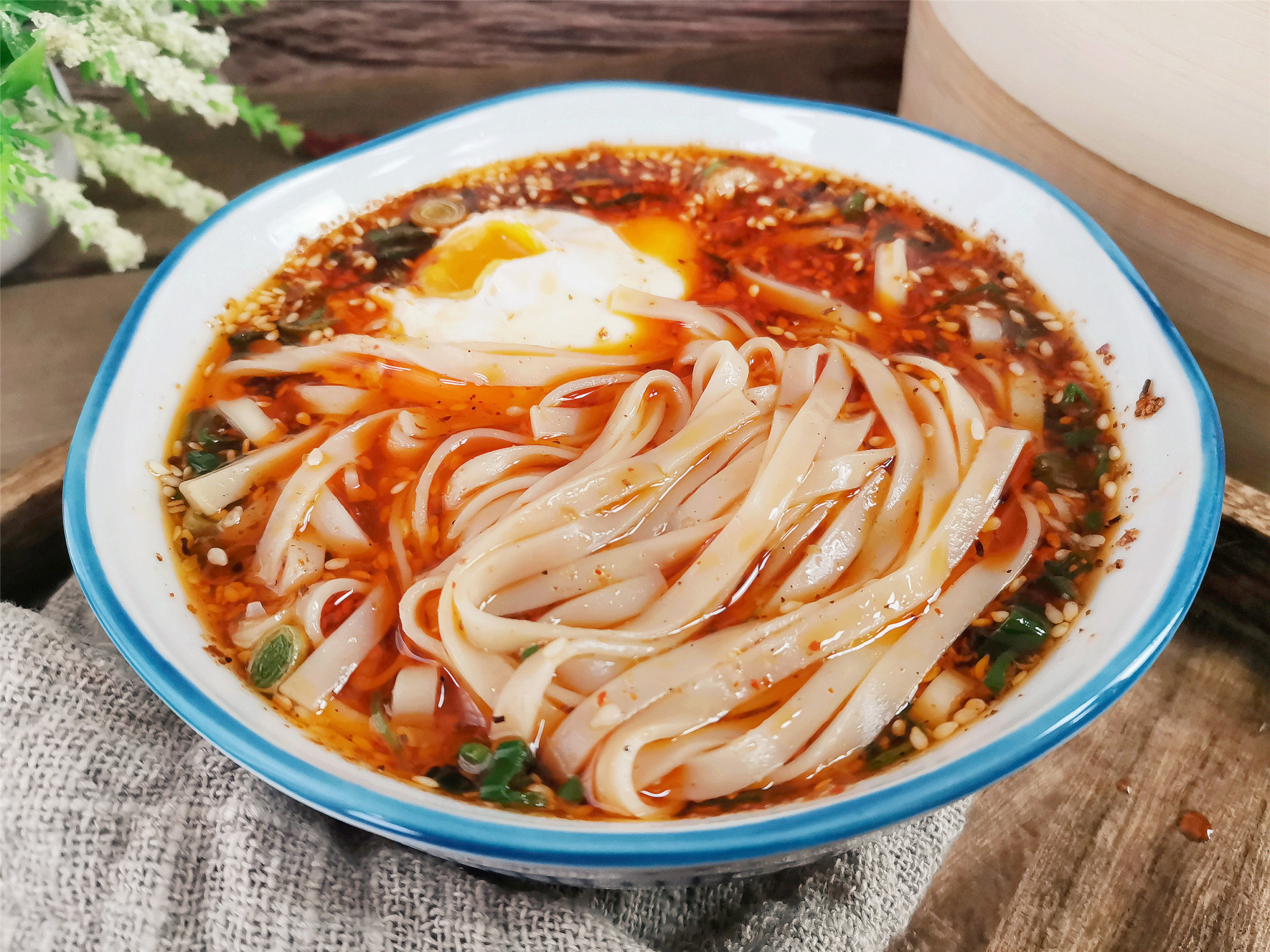 春天,就馋这碗懒人面条,酸辣解馋,好吃不费劲,不用买方便面了