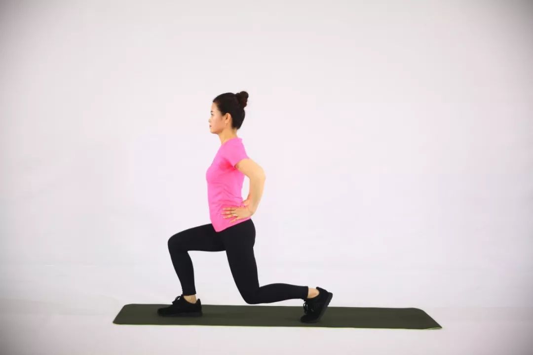 俯身单脚站立平衡动作功能:提高身体平衡能力,拉伸大腿后侧动作要领