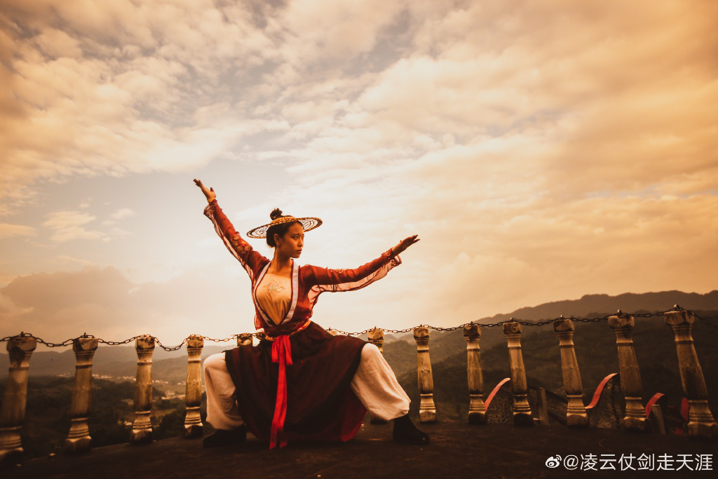 佩剑扔垃圾的女侠待新冠灭绝可否与我仗剑走天涯