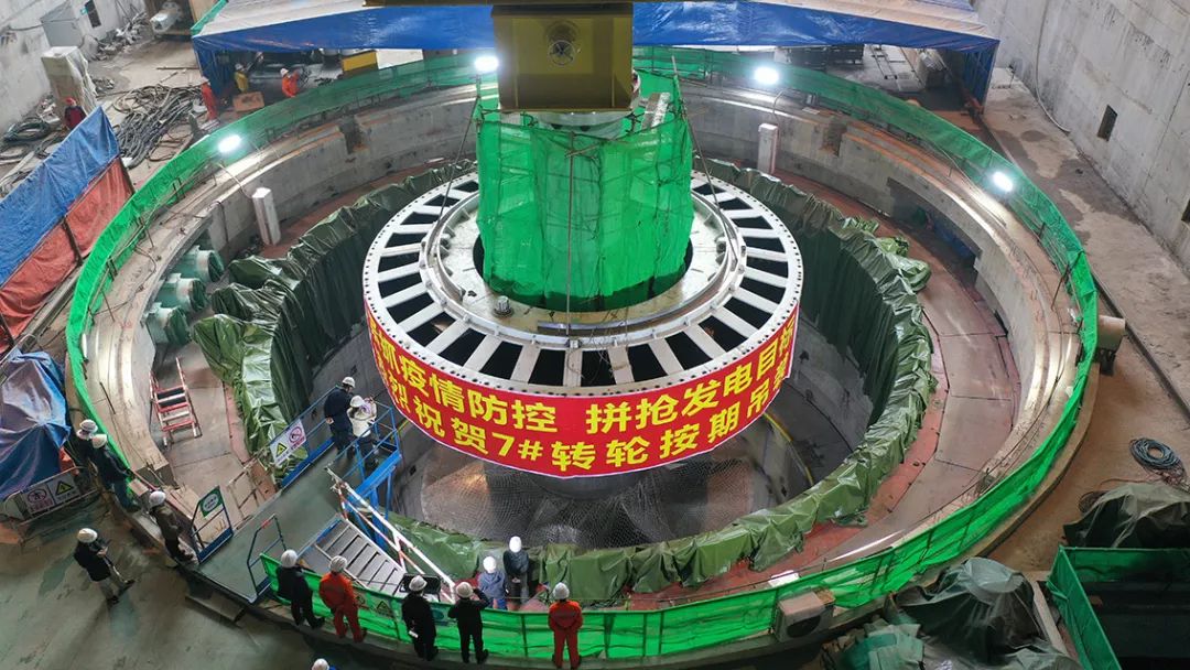 战"疫"不停工!大藤峡工程水轮发电机组转轮如期吊装成功