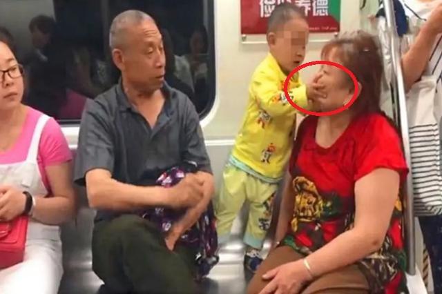 孙子在地铁上踢爷爷打奶奶旁人上前劝阻无果奶奶让他打