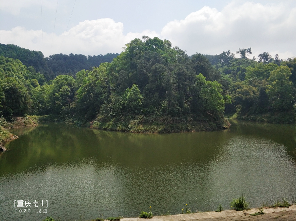 途中经过五马水库,顺路往右绕过水库,沿着铺装路面可一直走到黄山抗战