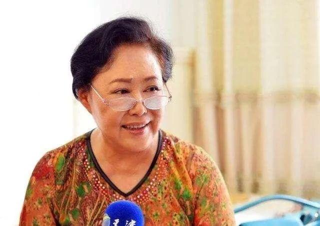 斯琴高娃的悲慘人生兩次離婚與兒子反目70歲靠輪椅出行