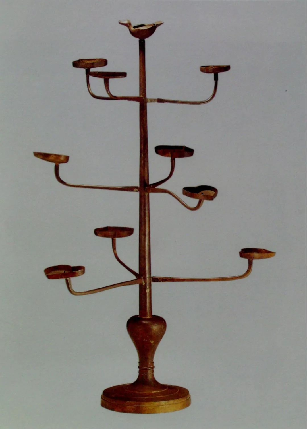 连枝灯的考古实物年代最早的为战国时期,出土于河北平山中山王墓中.
