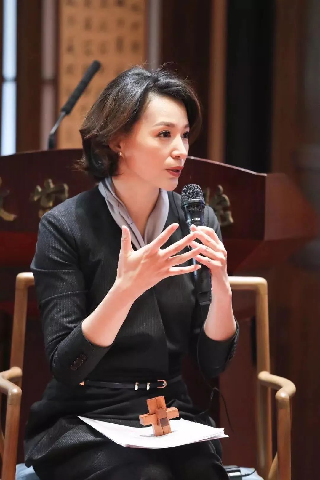 为什么我们越来越需要董卿还有她知性修养的穿衣