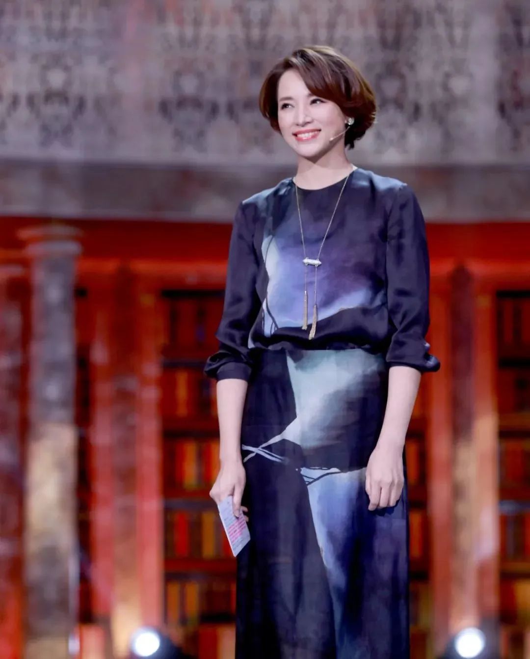 早前在《朗读者》和《声临其境》中,董卿将giada的渐变百褶和印花真丝