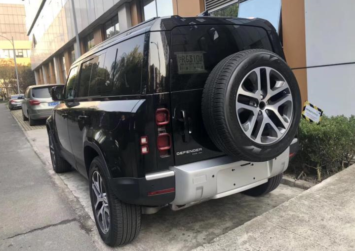 2020款路虎卫士实车现身街头,外观硬朗大气,有望8月上市