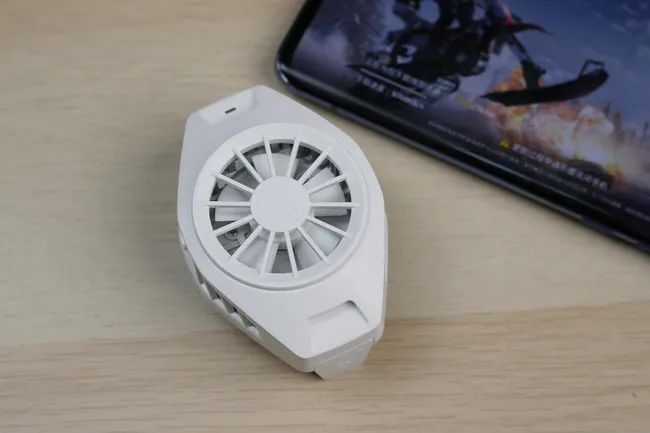 小米最近就带来了一款手游神器——冰封散热背夹,专门为手机散热而生.