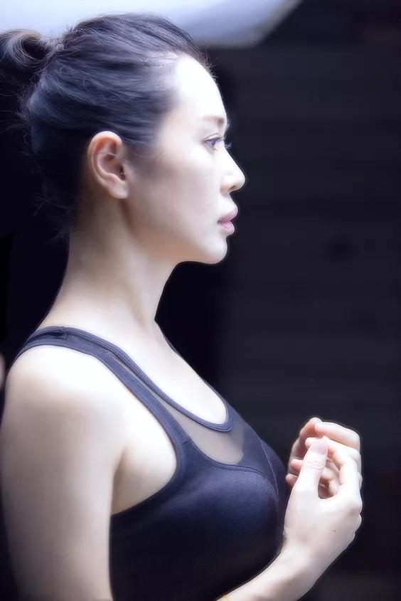 余男吊带裙风情万种,气质出众,瑜伽练出好身材