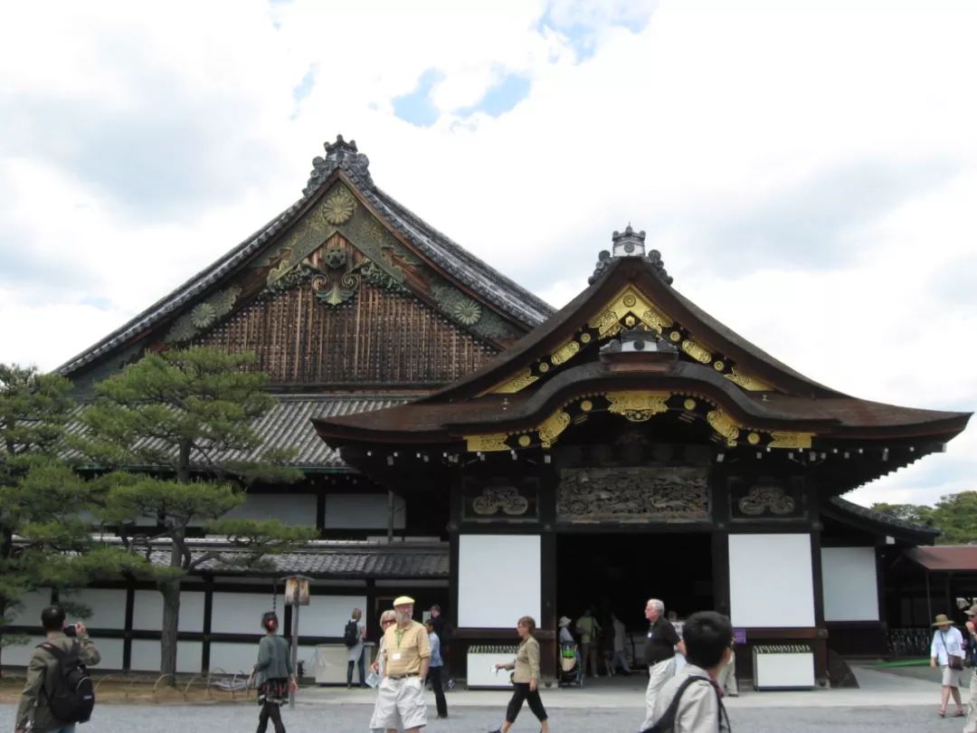 上面这张图,是江户将军幕府的宫宅,二条城.