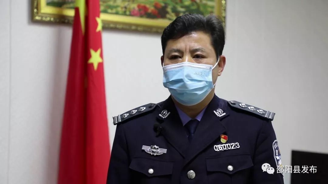 注意了不听指令就请跟我们走一趟