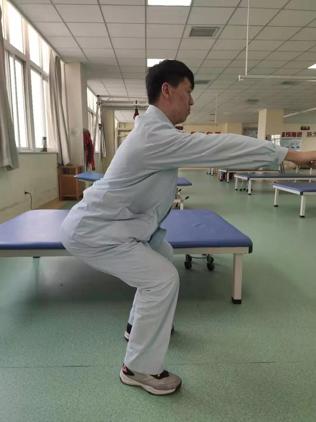 康复师在线示范7个动作,就地化解腰痛不适_训练