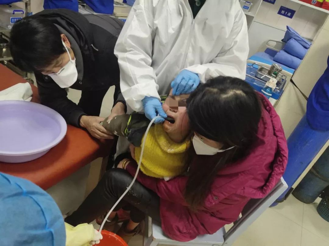 在民警的及时护送救助下,经医务人员对小孩采取洗胃等抢救措施,目前