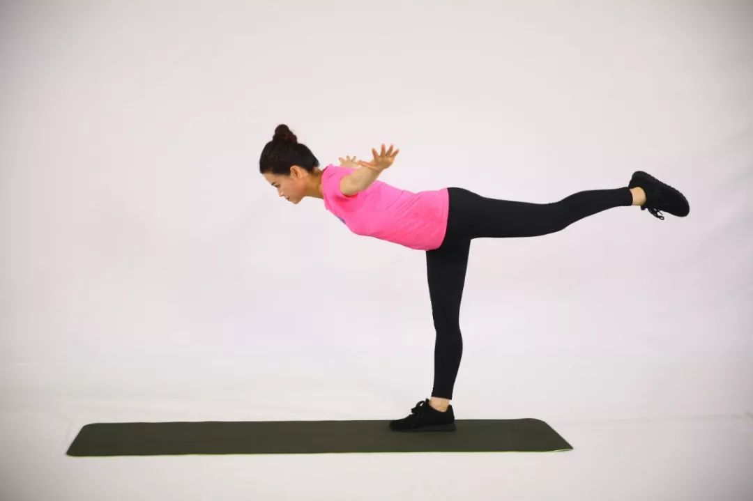 箭步拉伸单腿立锻炼有效更轻松