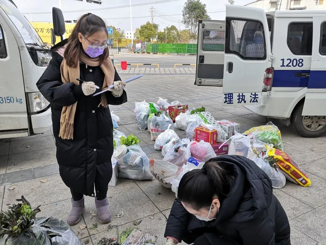 袁凤婷(上图左一)袁凤婷,女,现任市城市管理执法局一级科员,拟晋升