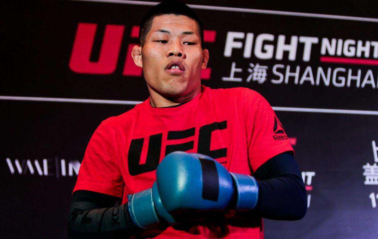 一龙能ko两米韩国巨人为什么不敢打李景亮认怂了