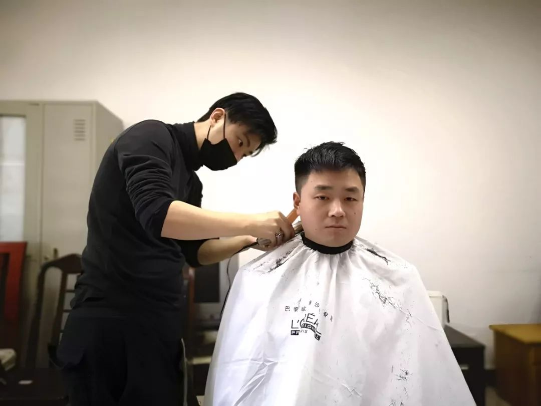 连续两天为80余人义务剪发阜阳这俩小伙好样的