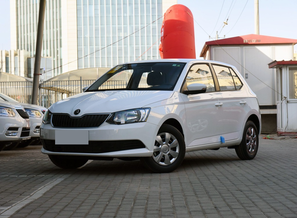 晶锐外观方面,晶锐延续了斯柯达家族式设计,车灯和前进气格栅都进行了