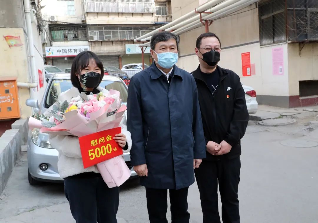 市委书记王小平看望慰问焦作市人民医院驰援武汉医疗队队员孟明哲家属