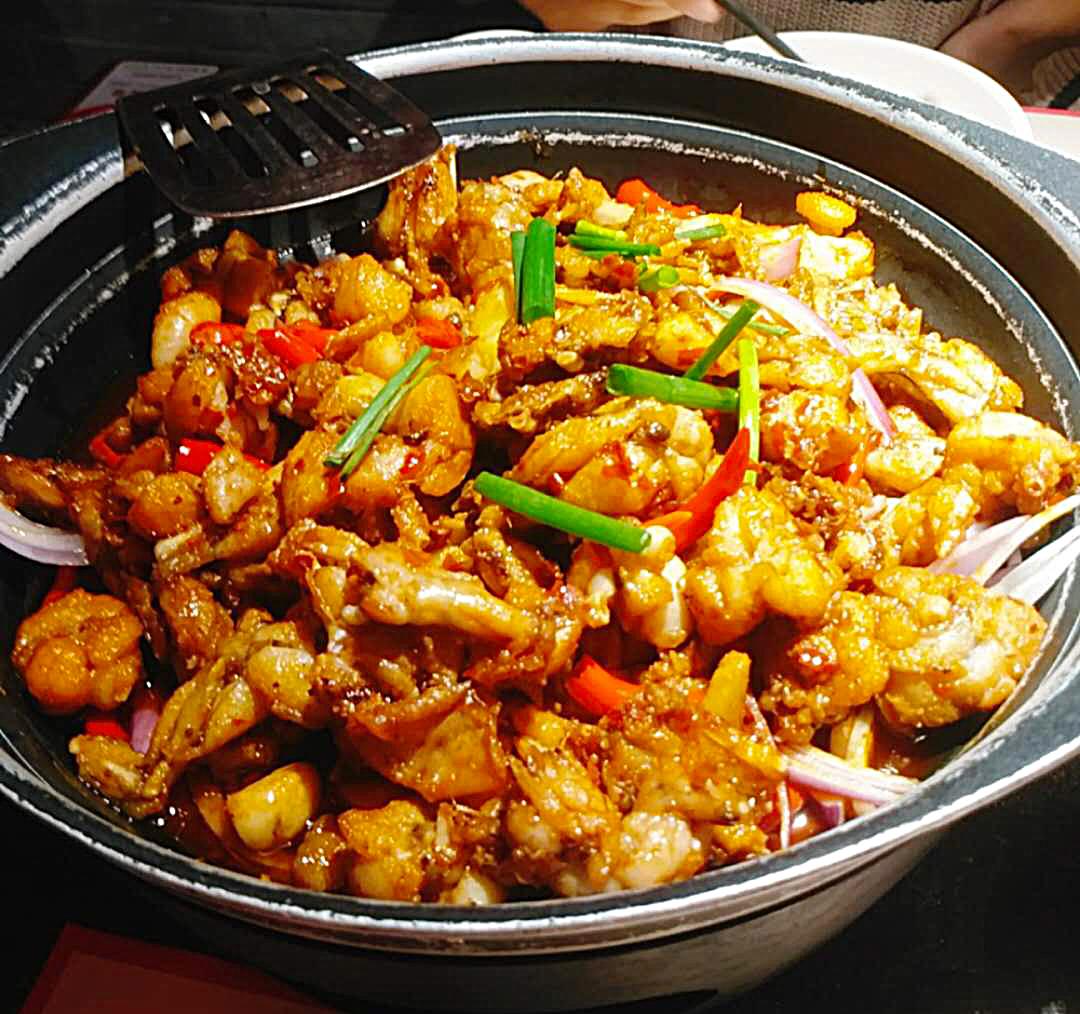 牛蛙可红烧,爆炒,烧烤,煲汤等,虽然我从不吃牛蛙,但看吃货们吃牛蛙的