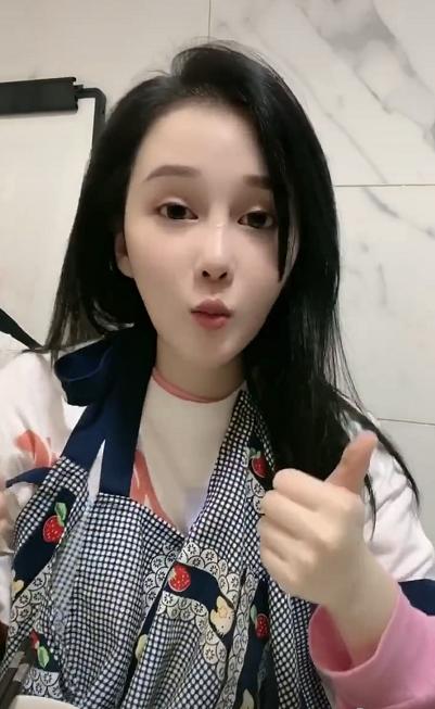 赵本山女儿近照太晃眼,大眼睛尖下巴,一点不像"星二代"_赵一涵