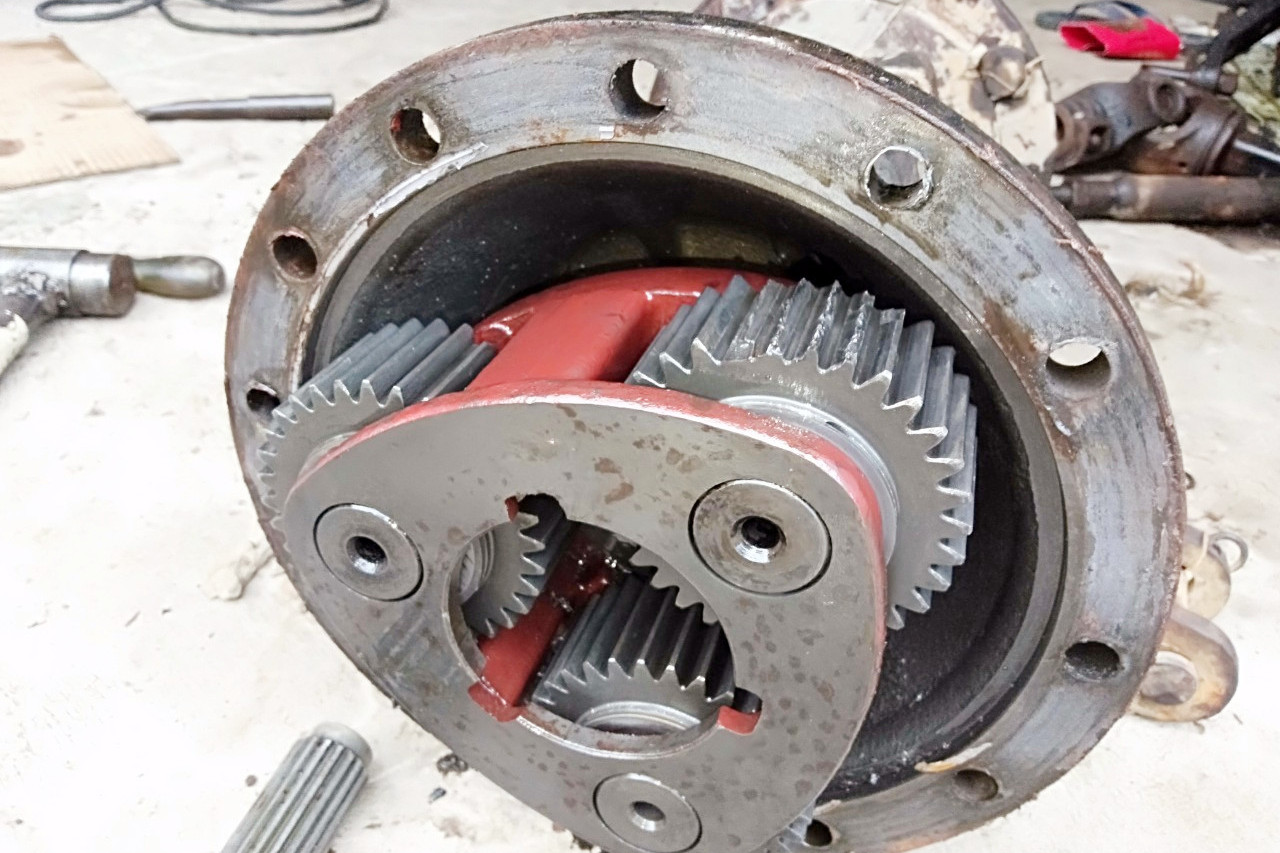 开春农忙了,农机却开不动,拆开发现拖拉机变速箱齿轮打齿