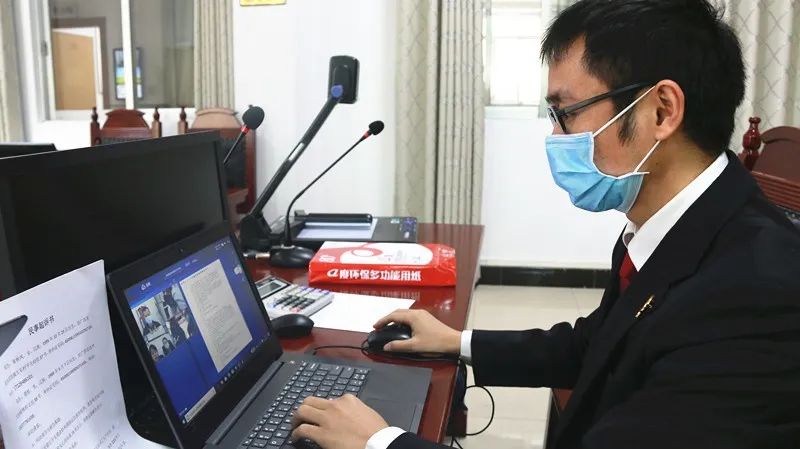 法官蓝伟华主持开庭原告黄某某与被告禤某的离婚纠纷一案,本应于当日