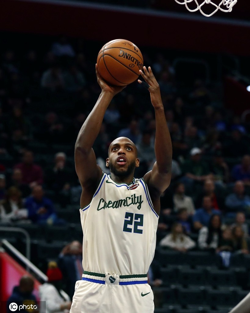 惧包夹篮下1v2强攻 图为字母哥无惧包夹篮下1v2强攻 字母哥 米德尔顿