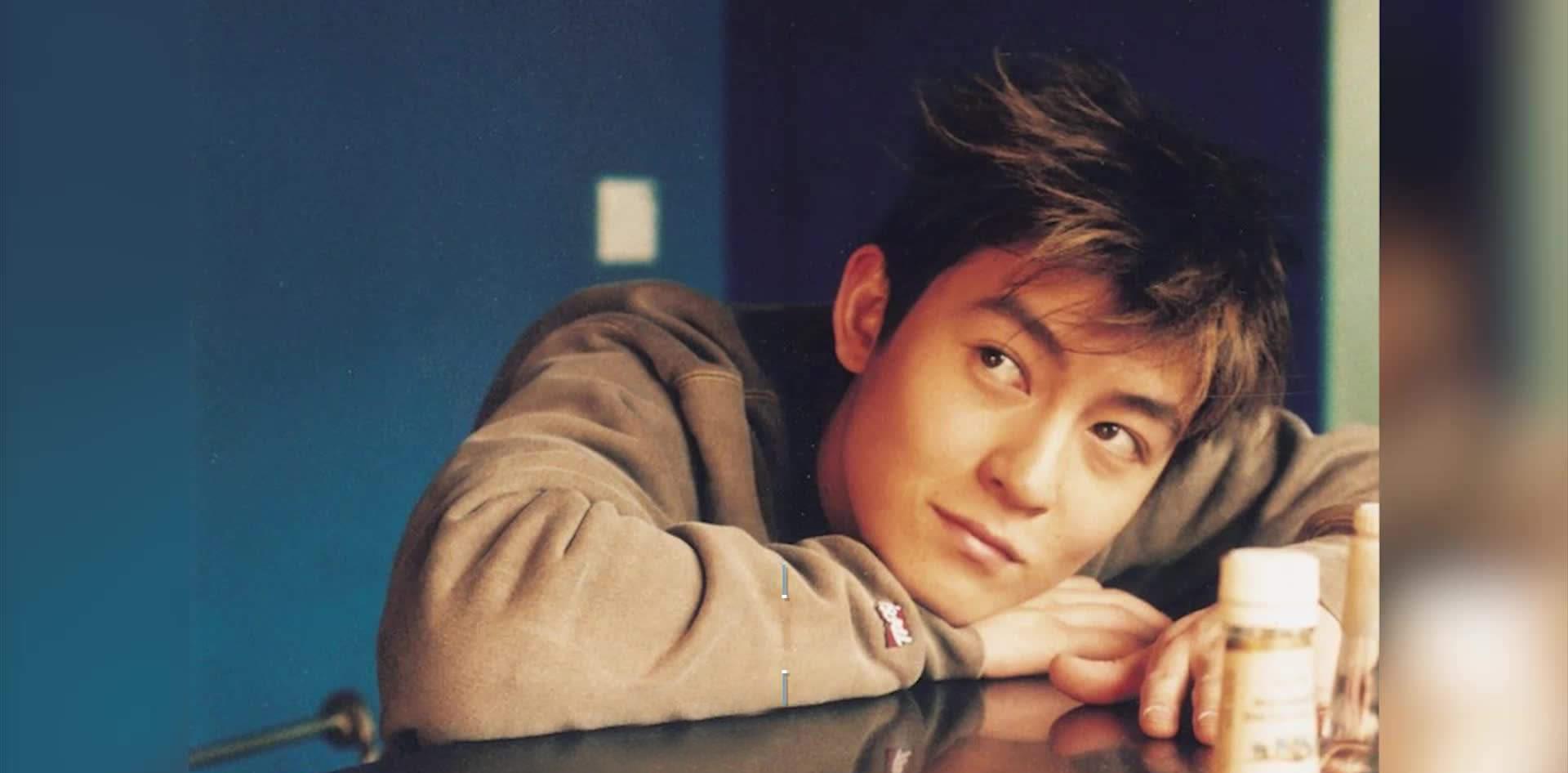 陈冠希晒家人照片变身暖爸女儿2岁颜值初显妻子大长腿吸睛