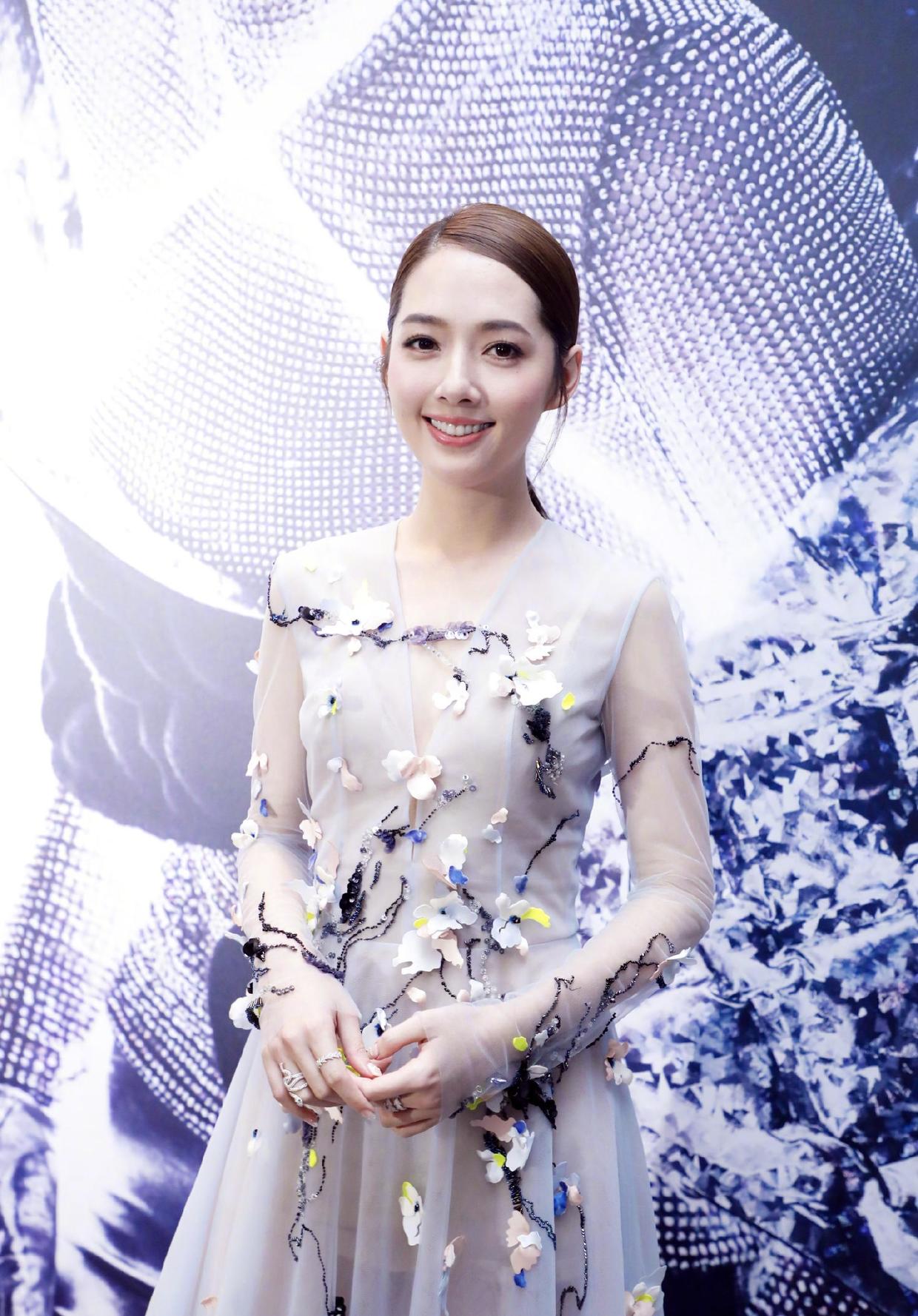 原创郭碧婷简直美到冒泡一袭花朵薄纱连衣裙梦幻飘逸仙气十足