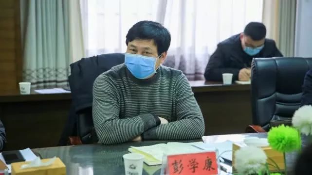会上,县委书记罗明强调要坚持一手抓疫情防控,一手抓教育教学.