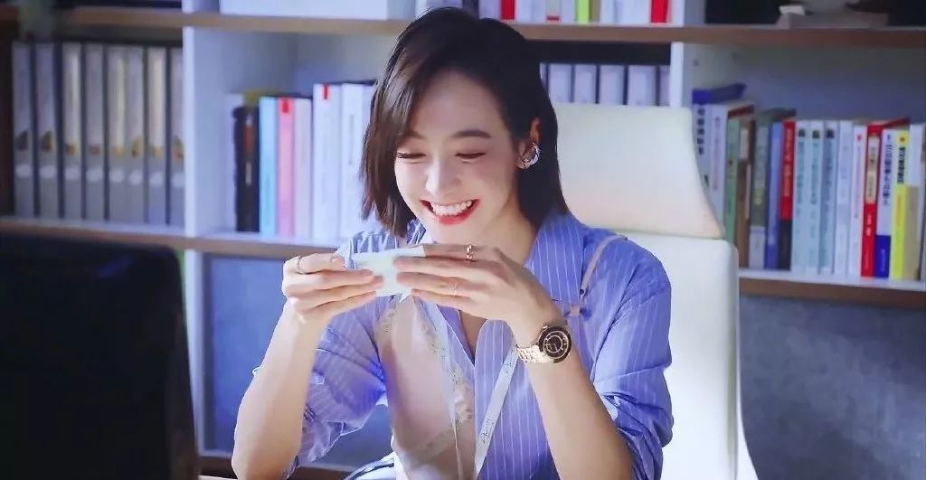 贺繁星的穿搭功底不输宋茜,看完想马上去上班!_衬衫