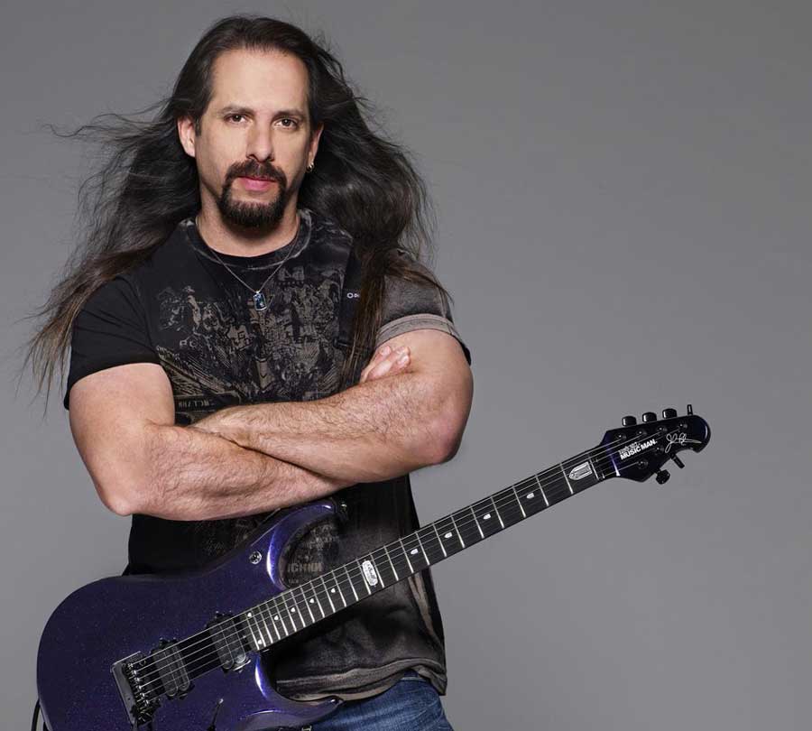 高超的编曲能力,以及这么多年来对待音乐一丝不苟的态度,也让john