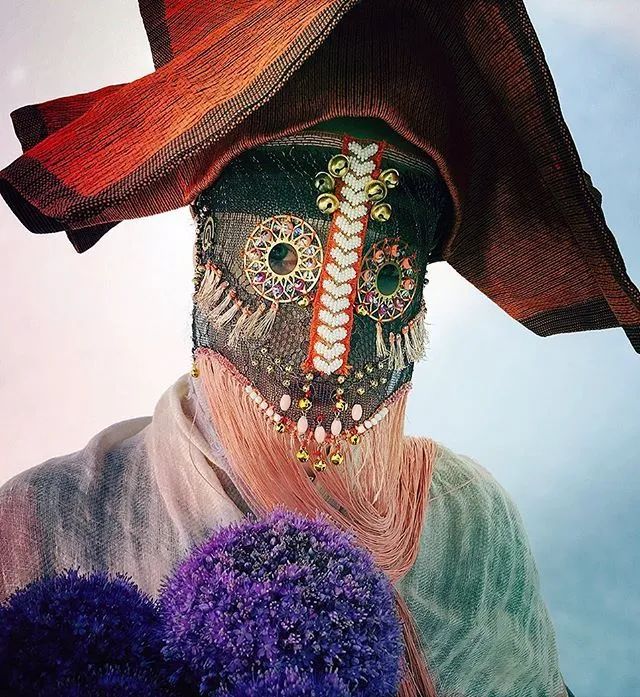 在创作中受到神话故事中半人半兽的形象启发,希望戴上后灵魂可以和人