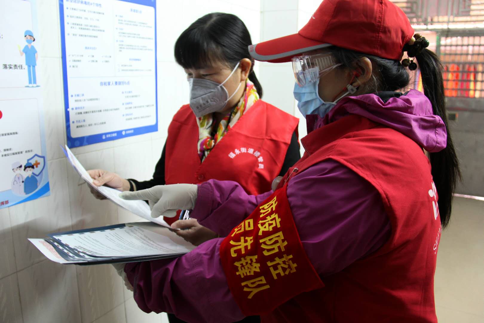 福永党员志愿者不忘初心冲在风雨疫线