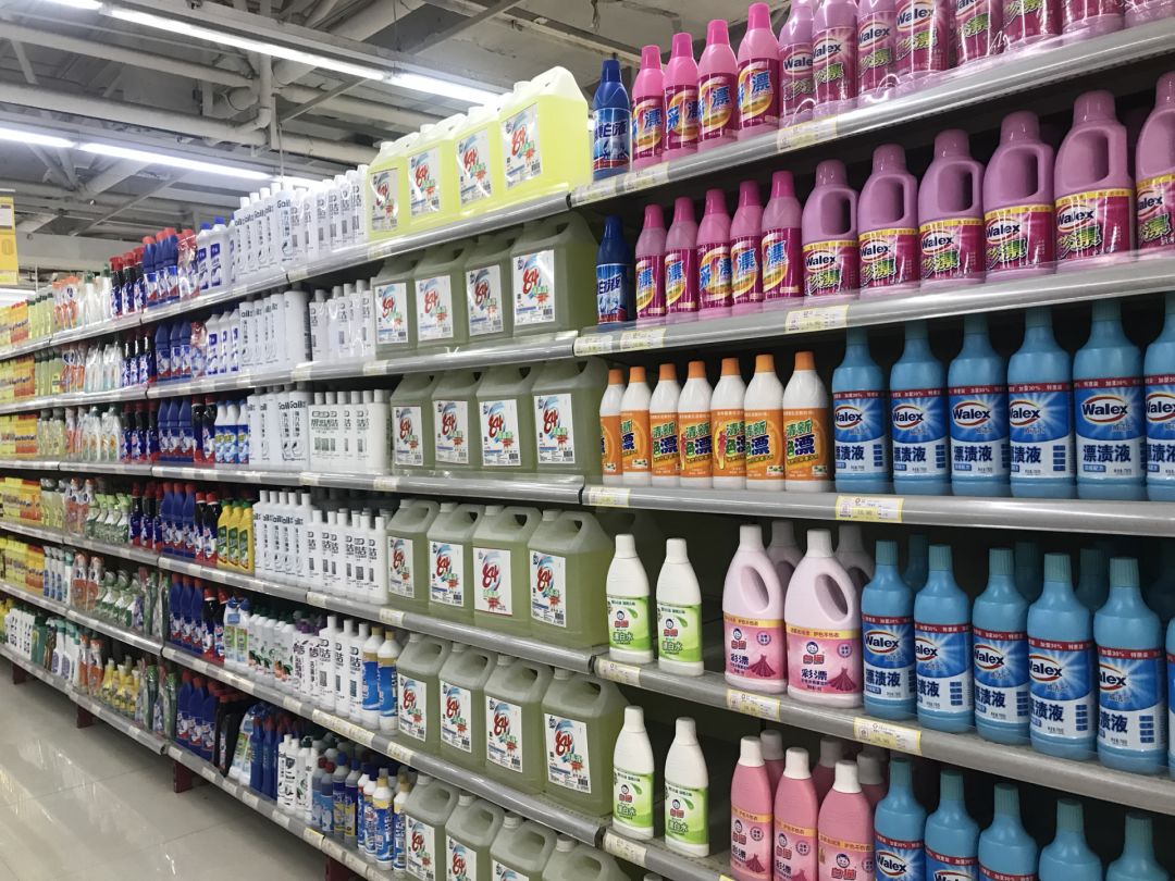 在徐州华润苏果超市坝子街店,超市门口显眼位置设有消毒用品特供专区