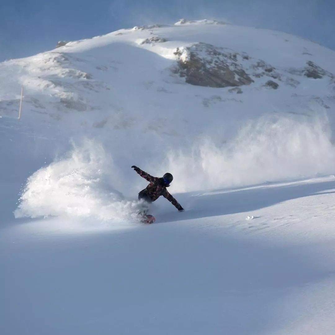 roxy不只专注冲浪女生, 她也一直致力于女生滑雪事业!从大海到大雪山!