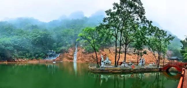 北镇青岩寺风景区青岩寺风景区自然风光优美,罗汉山峰峦叠嶂,恋人松丽