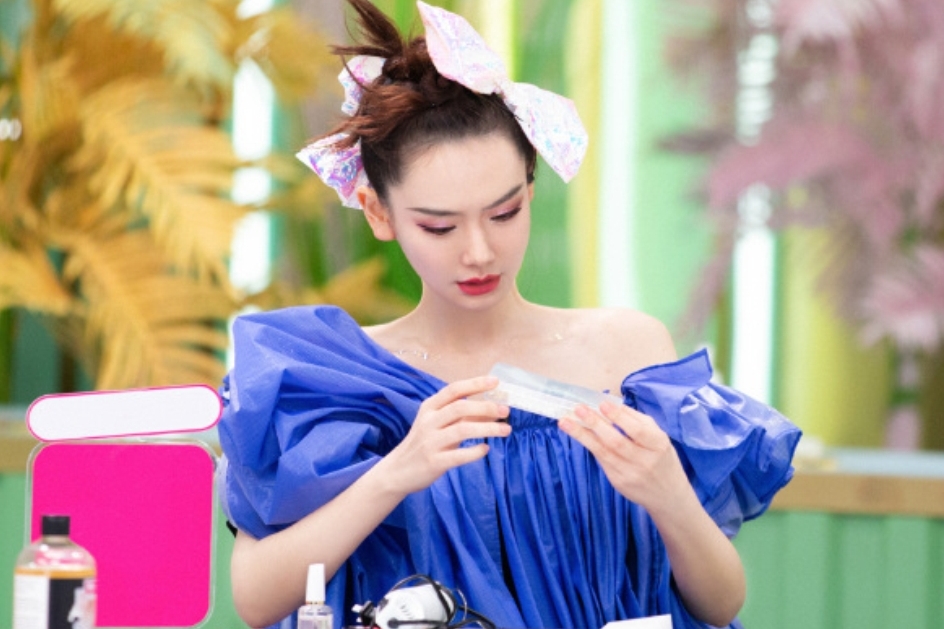原创 《beauty小姐》百变女王戚薇,造型夸张贼抢眼,一般人驾驭不了